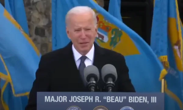 Biden ne retient pas les larmes dans le discours de pré-inauguration