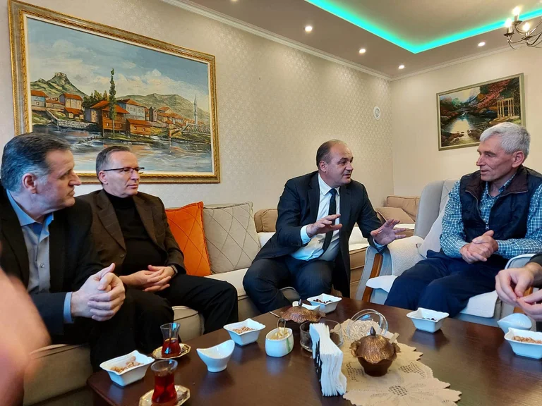 Hoxhaj si ferma per il tè nella famiglia di Kadri Wessel: Speriamo che presto il presidente degli amici ritornerà in Kosovo