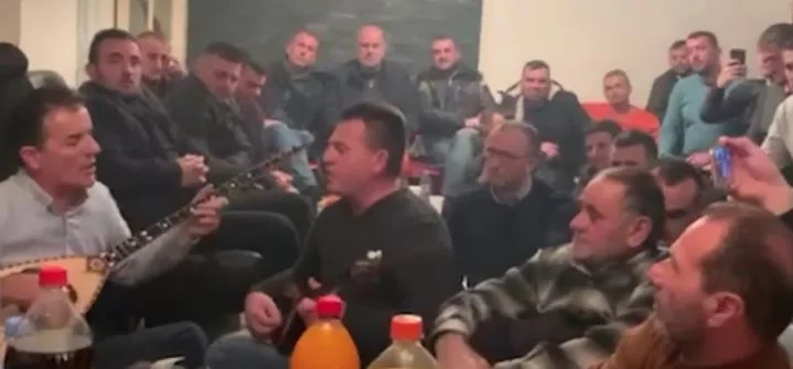 Drenicas sing to Thaci and Wessel (Video)