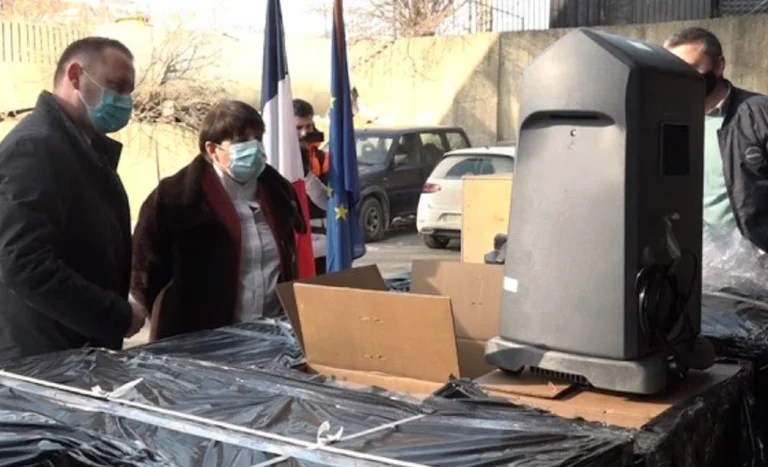 Francia ayuda a Kosovo con equipo médico en lucha contra el COVID-19