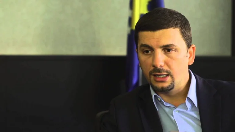 Krasniqi: La signora Vasfije ha discusso con il PDK tre settimane, nonostante sia andato al VV, fa un favore al Parlamento.