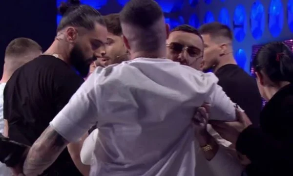 Beenden Sie die Übertragung in Matchup, Fatiso Schritte bis zu Eris.