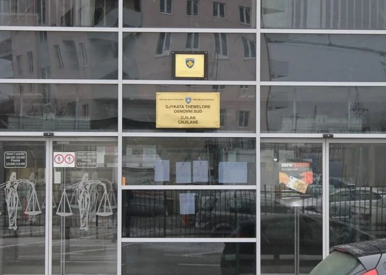 Ein Monat Haft für den Enkel, der angeblich seinen Großvater getötet hat, statierte ihn 12 mal