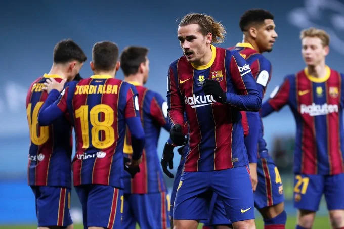 Barcelone obtient le but du tirage au sort dans les dernières minutes match continue