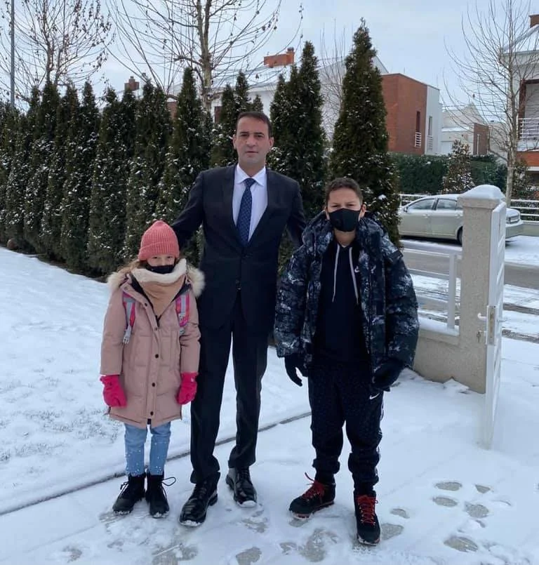 Daut Haradinaj starts the day with his two children: They're excited about getting back to school.