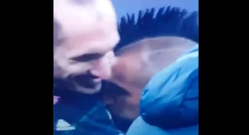 Los fans de Inter son locos: Vidal besos logotipo de Juvenus antes del partido