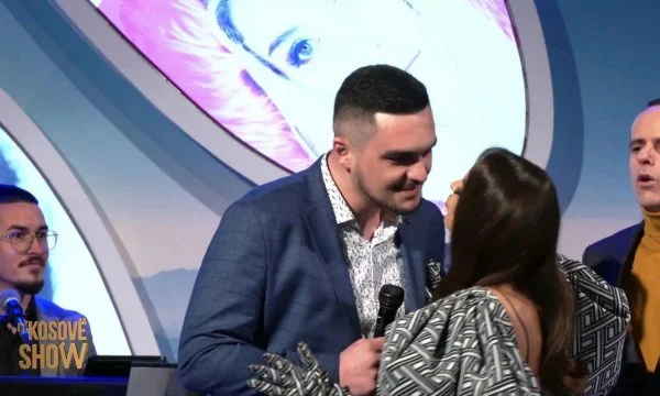 Ana matched her kiss the singer in Kosova Show: I like it.