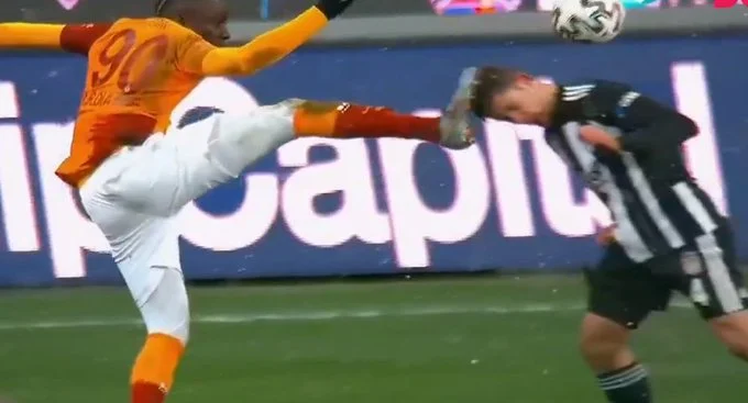 brutal intervention in Turkish large derbe, rival player does not stop foot