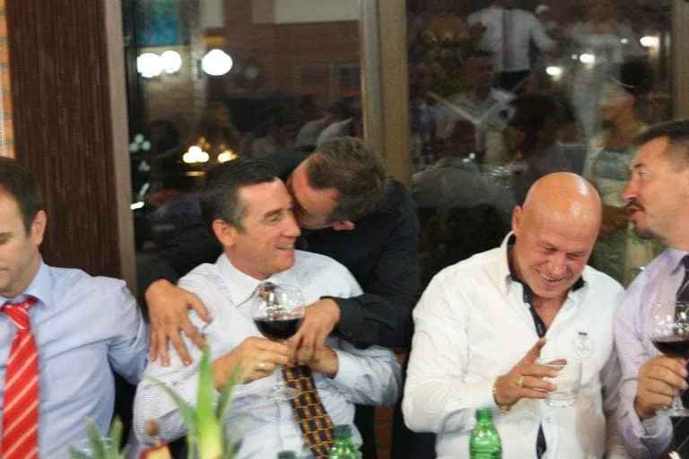 Ironizes Rron Djindovci con suo padre e Kadri Wessel: Non mi ha mai baciato così.