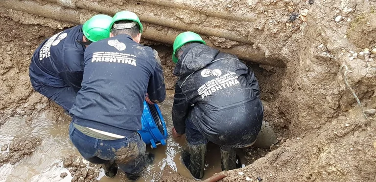 Priština Wasserrohr explodiert, dieses Viertel bleibt ohne Trinkwasser