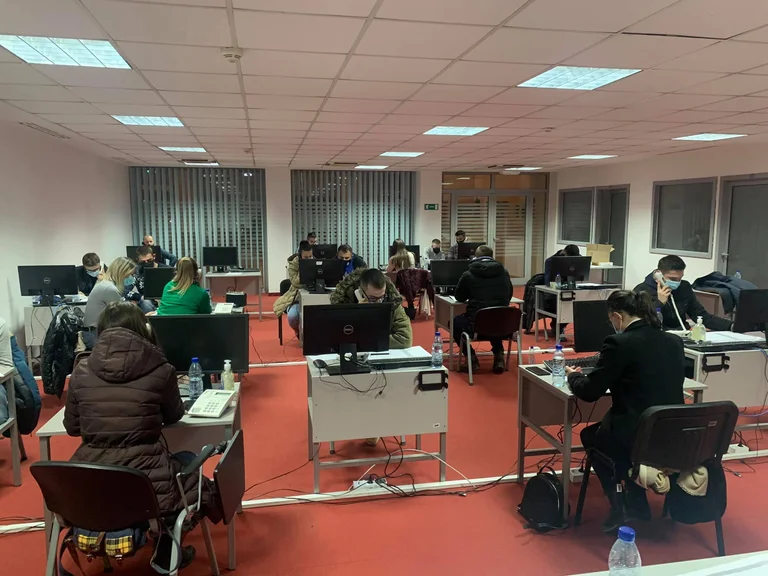 Explique la CEC : Nous n'appelons pas les candidats à partir de numéros cachés.