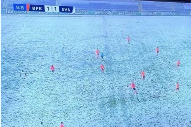 Snow a Istanbul ha fatto sembrare che solo una squadra Suwaspor stava improvvisamente giocando con i fan bianchi