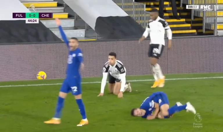 La stella di Fulham perde inspiegabilmente la testa e interviene brutalmente in Azpilicuetan