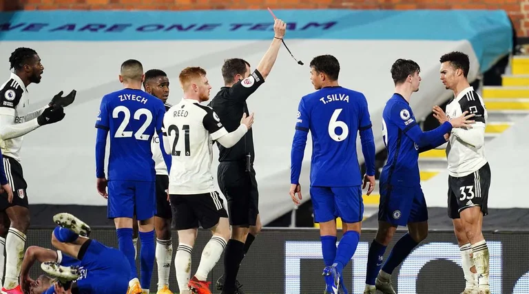 Chelsea barely wins against one of PL's weakest teams, which played ten players for 45 minutes.