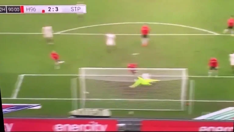 Cohesive Asist from Pacharada: He's serving his best shot at the last minute to win the game.