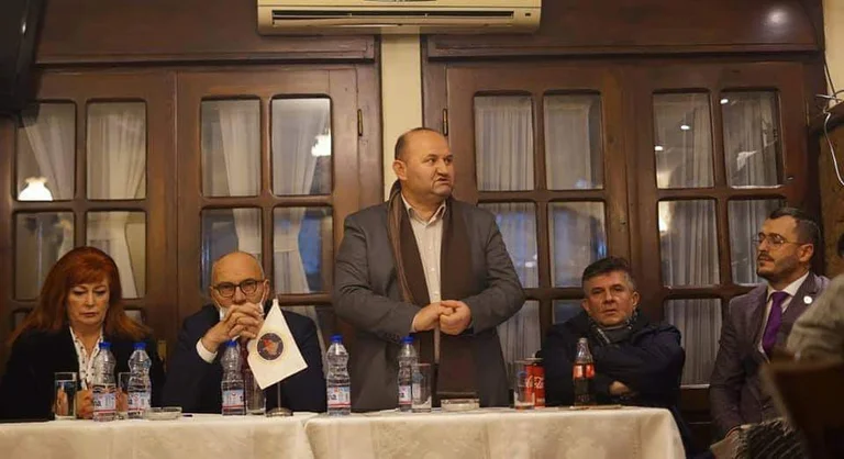 Zehn der jungen Menschen in Prizren Join AAK