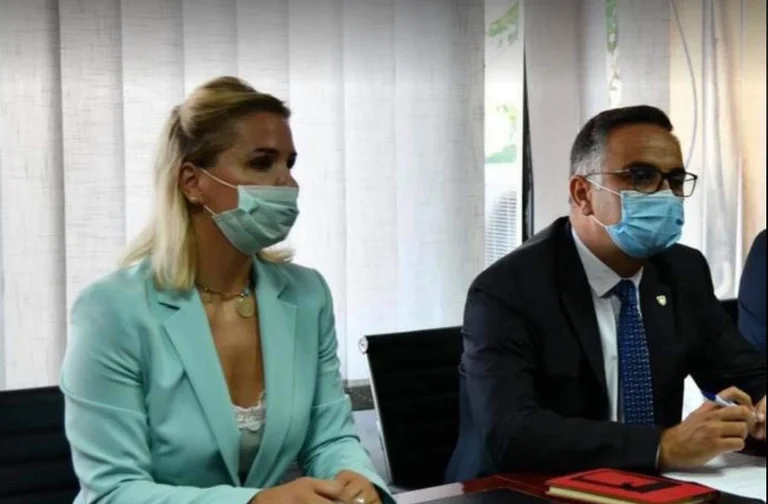Ermira Ratkoceri-Vlasaliu Teil der AAK-Liste