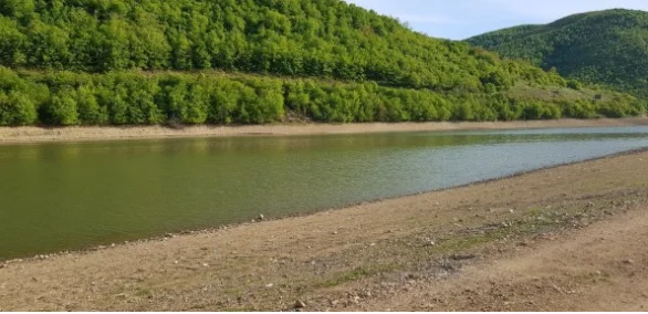 Eau aspirée au lac Badoc, réduction à Pristina, Fushe Kosovo et Obilic