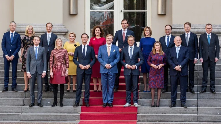 El gobierno de Holanda se estrella después de acusar falsamente a las familias sociales de fraude