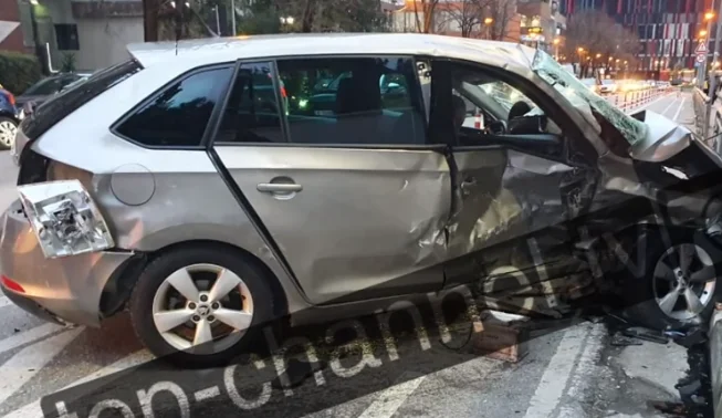 À seulement 2 mètres: Le cavalier sauve des merveilles après le terrible accident de deux voitures à Tirana