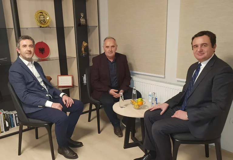 Albin Kurti fait la coalition avec les Jeunes Démocrates, se présente au Parlement Thaci
