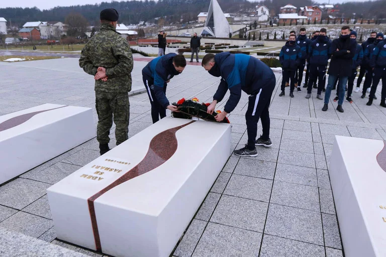 Le journal Madrilène « %Marca » : Pristina a rendu hommage aux héros de guerre au Kosovo avant de se rendre à Barcelone