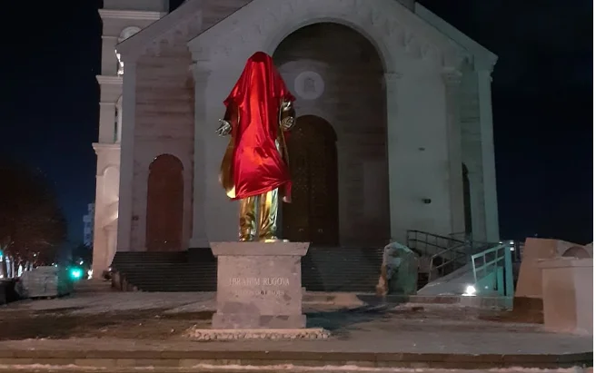 Idyvia impone el septiembre de Rugova sin permiso antes de la catedral