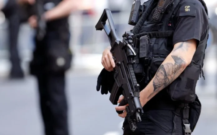 Règle dans la police du Kosovo : Une personne qui a un tatouage et un avis ne peut être acceptée