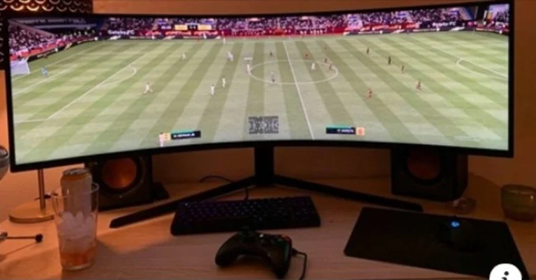 Tinger a acheté un moniteur de 49 pouces pour voir tout le terrain jouer FIFA