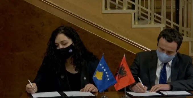 A la conférence avec Kurti, Vjosa Osmani dit qu'ils suivront le chemin d'Ibrahim Rugova