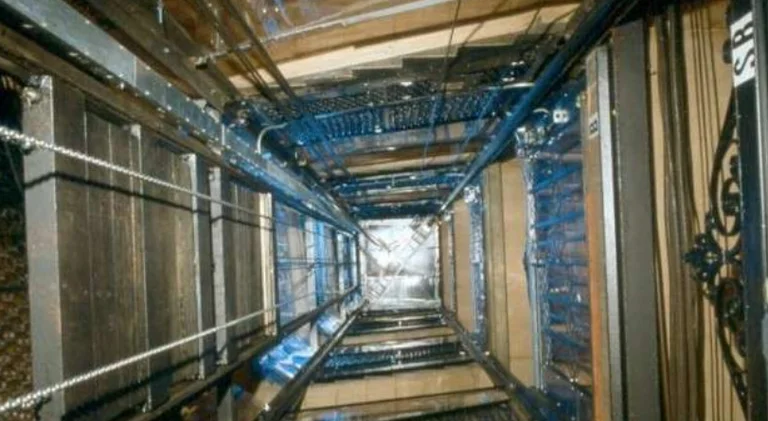 Kosovo field: The door opens but the elevator doesn't come, it falls to the ground floor