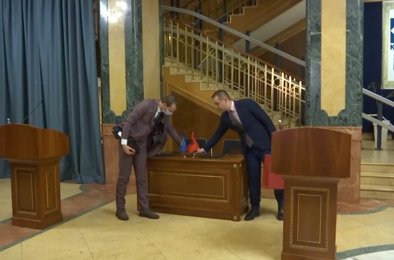 Drapeaux, stylos, chaises, plateformes: Scénographie pour Vjosa et Albin prêt