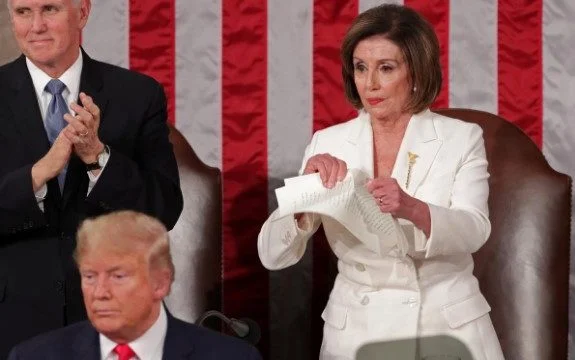 Pelosi ia shqyen fjalimin Trump-it në prani të tij: Janë gënjeshtra