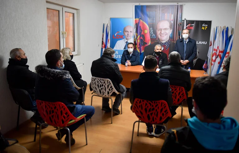 The LDK collects members in Skenderaj, barely violates the rules of pandemic (Photo)