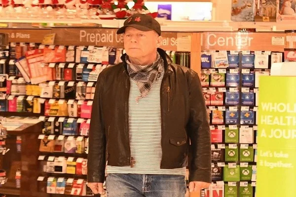 Bruce Willis wird von der Apotheke entfernt und weigert sich, eine schützende Maske zu tragen.