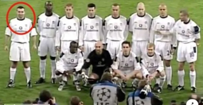 L'étrange raison pour laquelle 12 des footballeurs de Man United se sont alignés avant le match de Bayern Munichu.