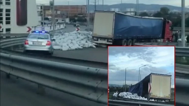 Accident de circulation à Fushe Kosovo, bloqué par des sacs de farine