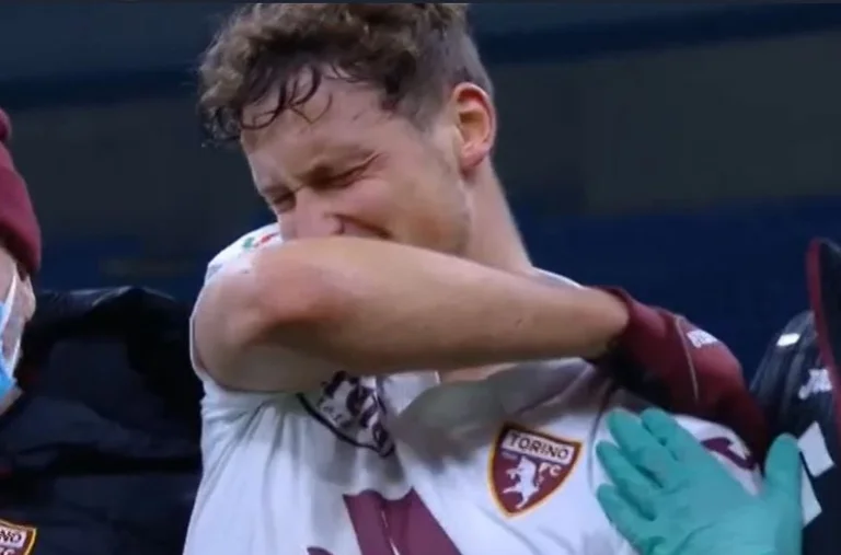 Turin sort avec des communiqués pour Voïvodine après avoir blessé son bras dans le match de Coupe
