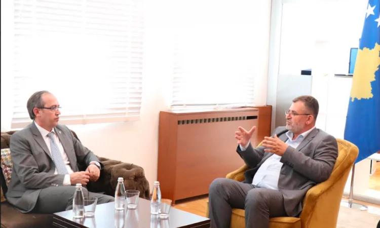 Speaking from the government: Brian Red called for his resignation for personal reasons
