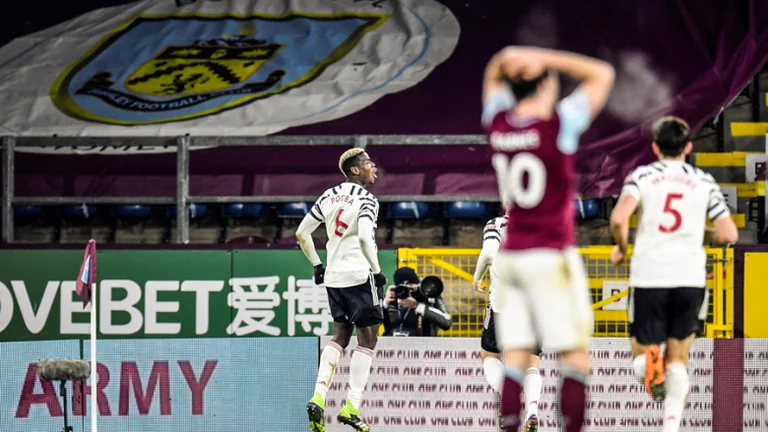 La bomba di Pogbas dà la vittoria del Manchester United su Burnley, ora è il leader della Premier League.