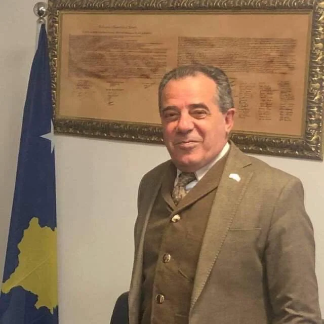 Halil Matoshi torna una risposta brillante al Peci di Vjosa Osman