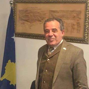 Halil Matoshi rend une réponse brillante à Vjosa Osman's Peci