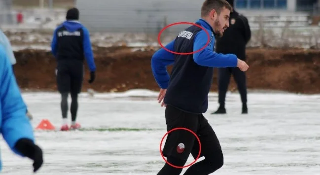Dies geschieht auch: Pristina Fußballtrainer in Tetovo Shkongija Club Shirt