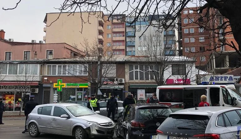 Due auto nel centro di Pristina, ambulanze in arrivo