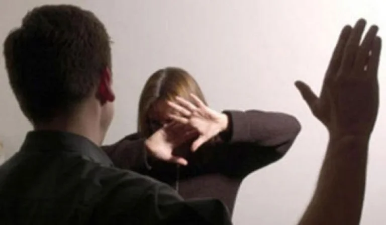 Gjilanas golpea a su esposa y amenaza a su padre - en - ley