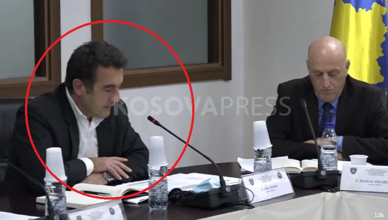 Votando desde fuera con llamadas: El momento en que el miembro del CEC VV da comentarios positivos después de la votación (Vídeo)