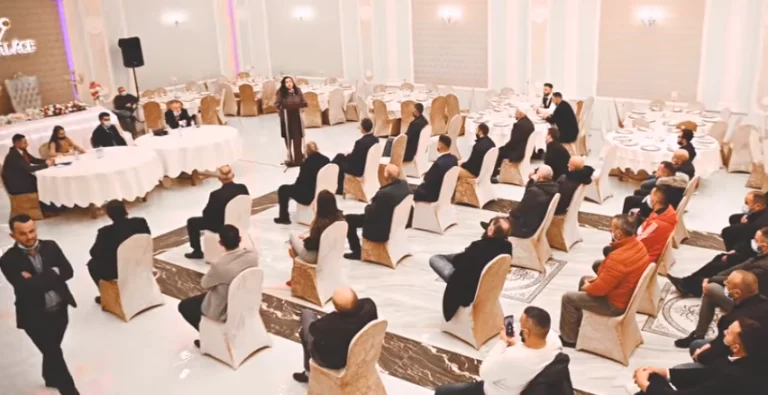 Cerraron los salones de bodas, ahora los usan para hacer campaña.