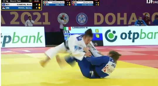 El momento en que Nora Gjakova derrota a la selva serbia y pasa a los cuartos de final