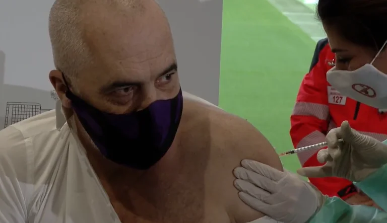 Edi Rama recibe vacuna anticonvidiana