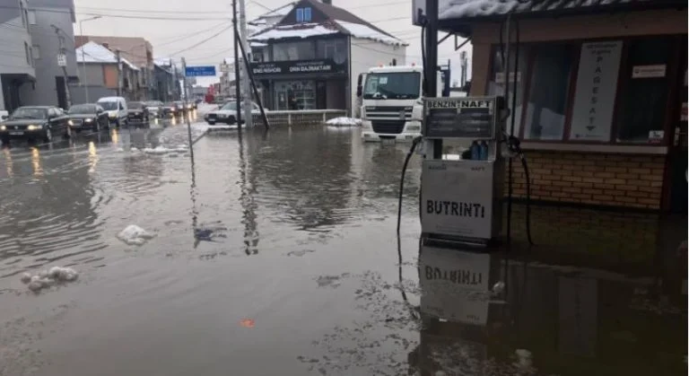 Le déluge de Drensa à Corretica a bloqué l'entrée à Pristina